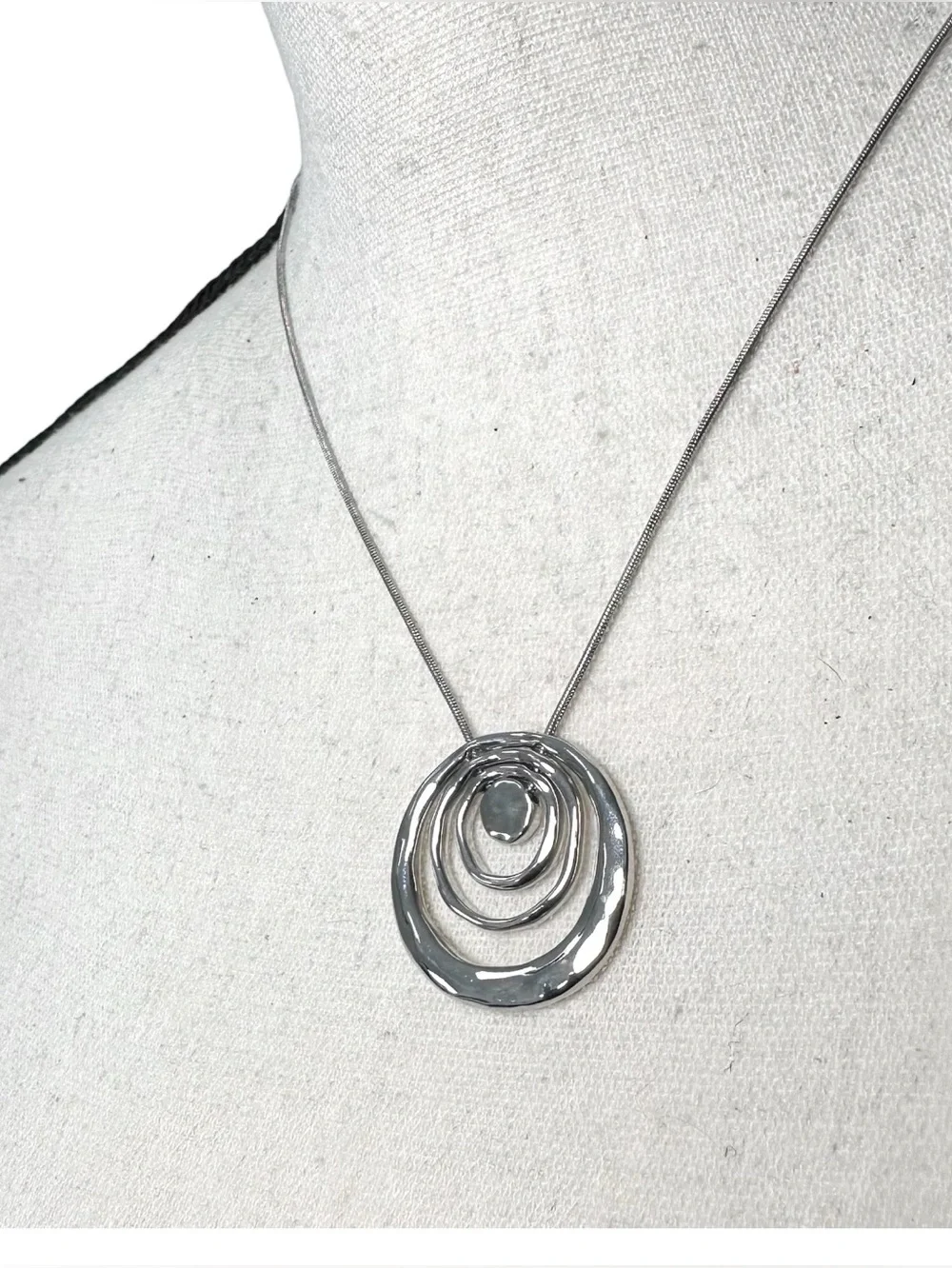 🤍 Silver Tone Concentric Circles Pendant Necklace